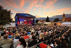 Děkujeme našim partnerům za účast na závěrečném koncertu Mezinárodního hudebního festivalu Český Krumlov. Pevně věříme, že se jim akce líbila a těšíme se na další společná setkání.