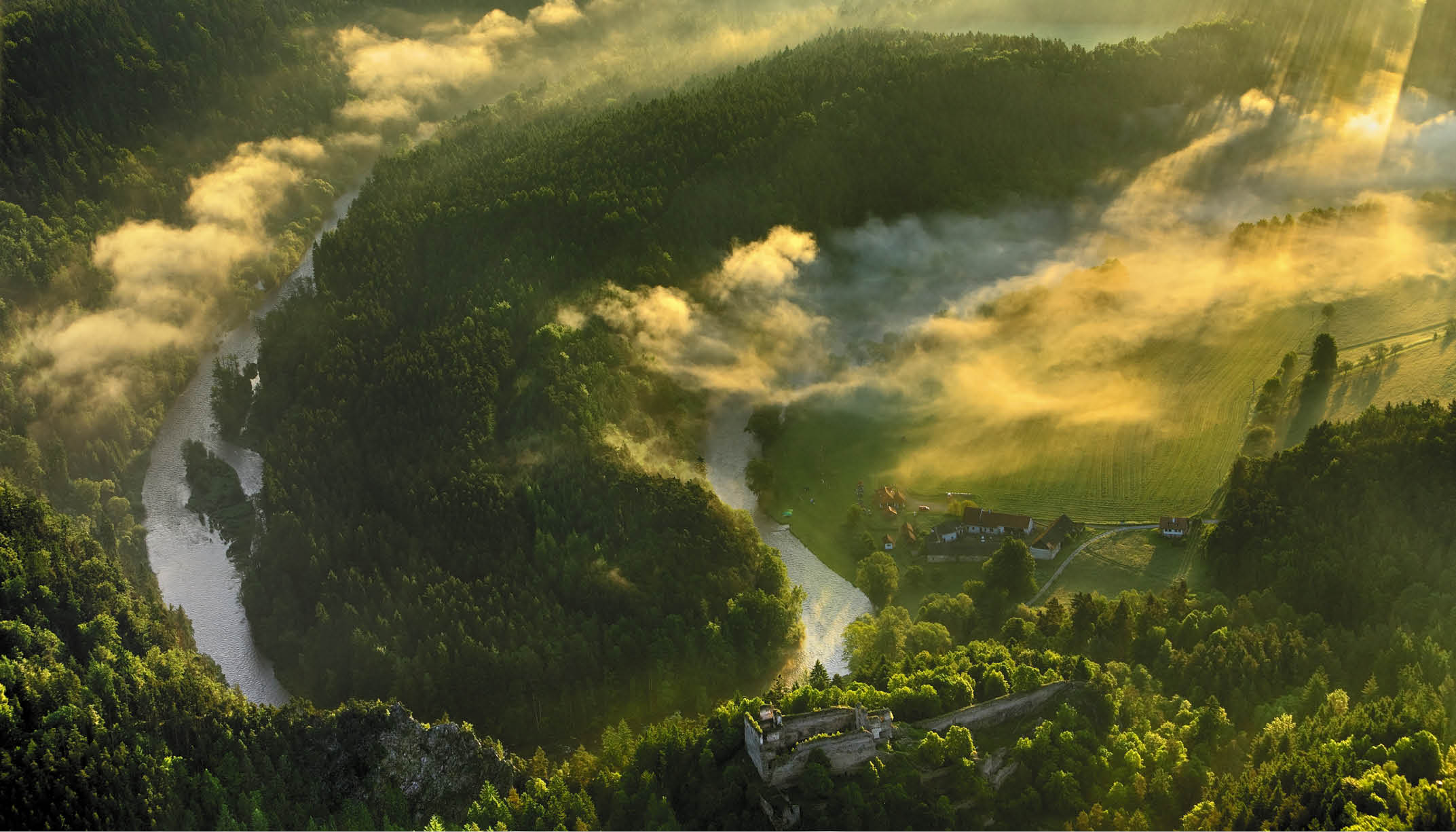 Kniha “VLTAVA - Libor Svacek" - vydani 1., rok 2011 Photographer: Libor Svacek; box@fotosvacek.cz; Mobile: +420 602428001; 