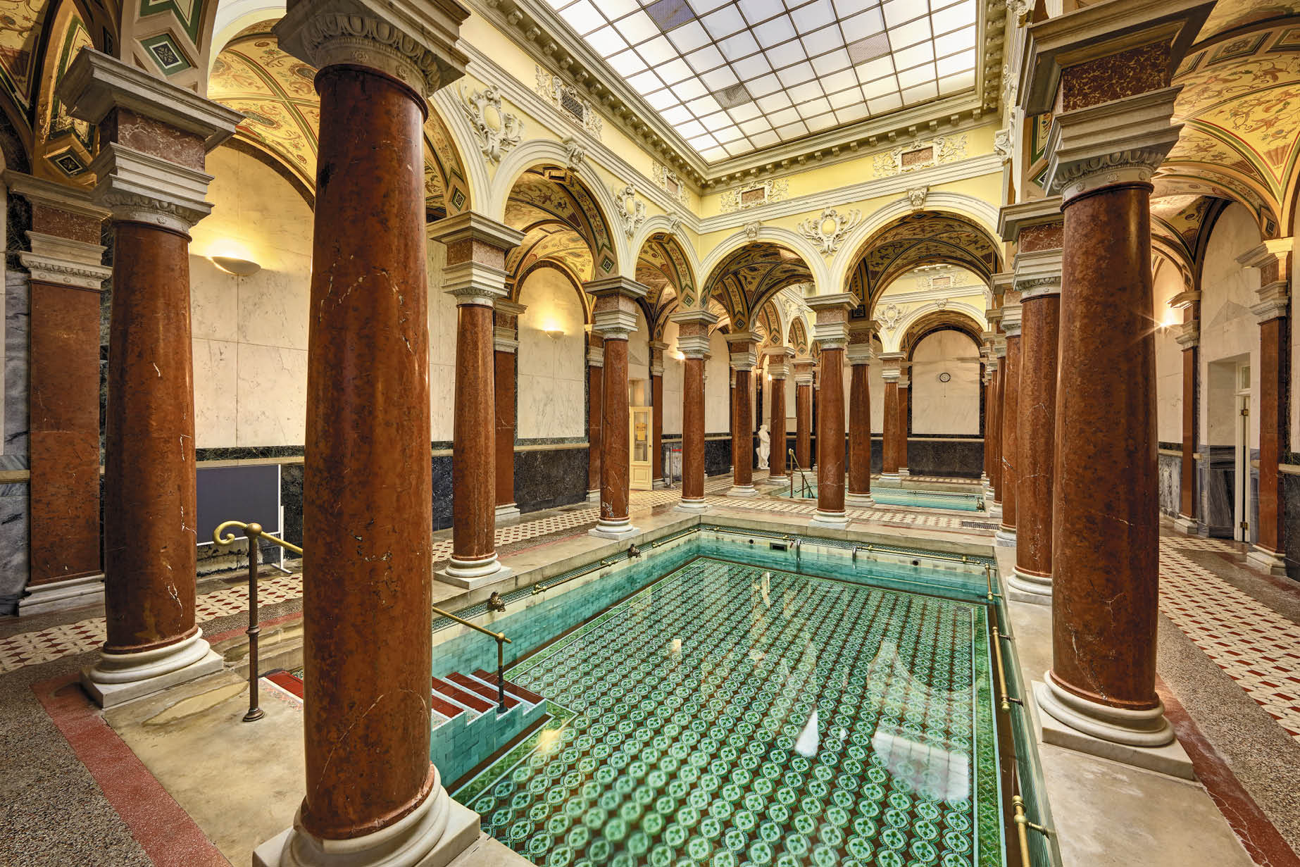 Kniha “PLZE - Libor Sv  ek" - vyd n  2., rok 2015 Photographer: Libor Svacek; box@fotosvacek.cz; Mobile: +420 602428001; 